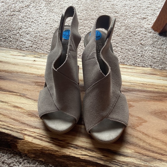 Kenneth Cole Reaction tan heels - Picture 2 of 5